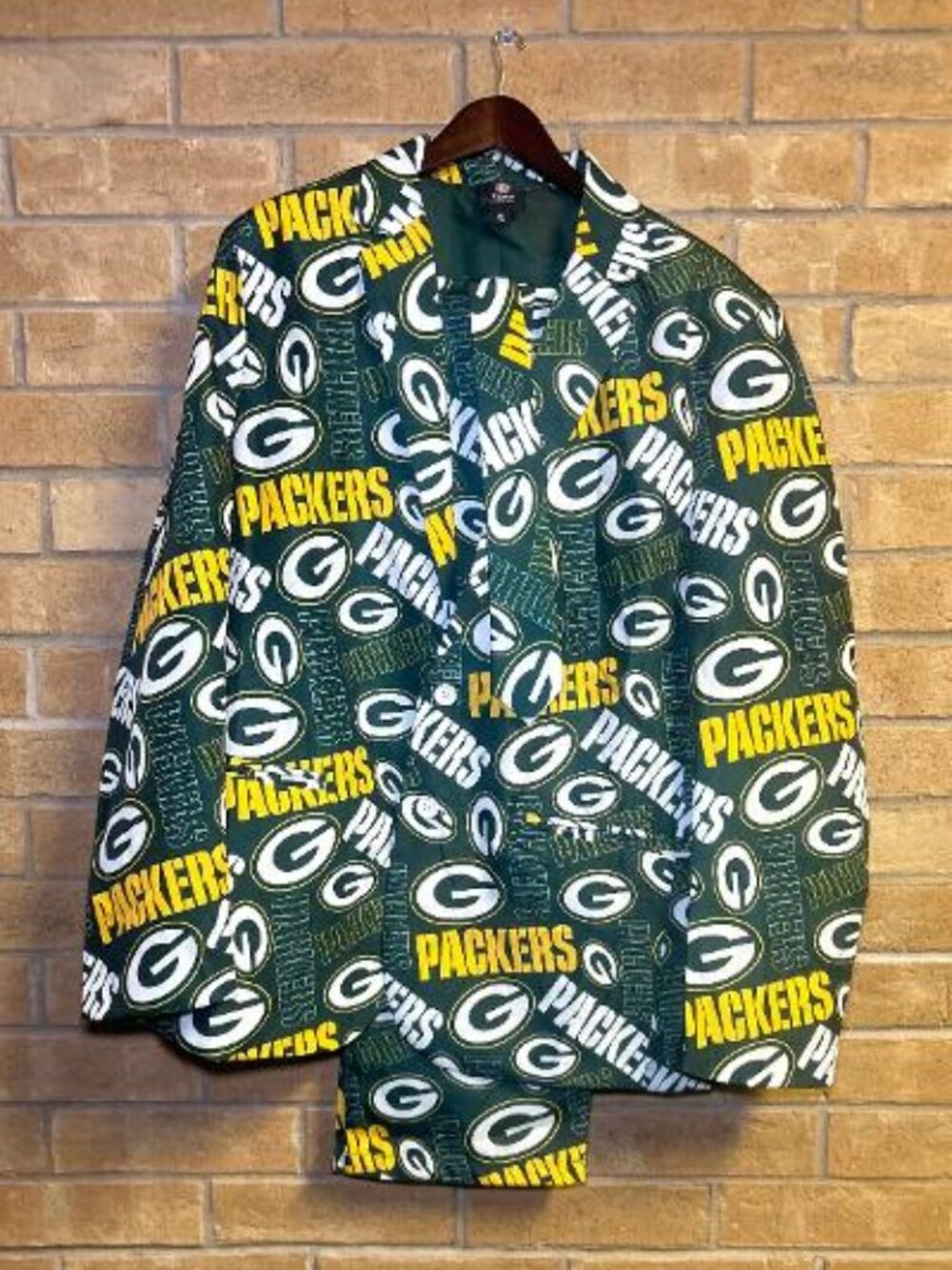 Green Bay Packers Suit Includes Coat, Pants, And Tie Size 46 NFL Team Apparel